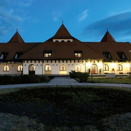 Hortobagy Club Hotel Buitenkant foto
